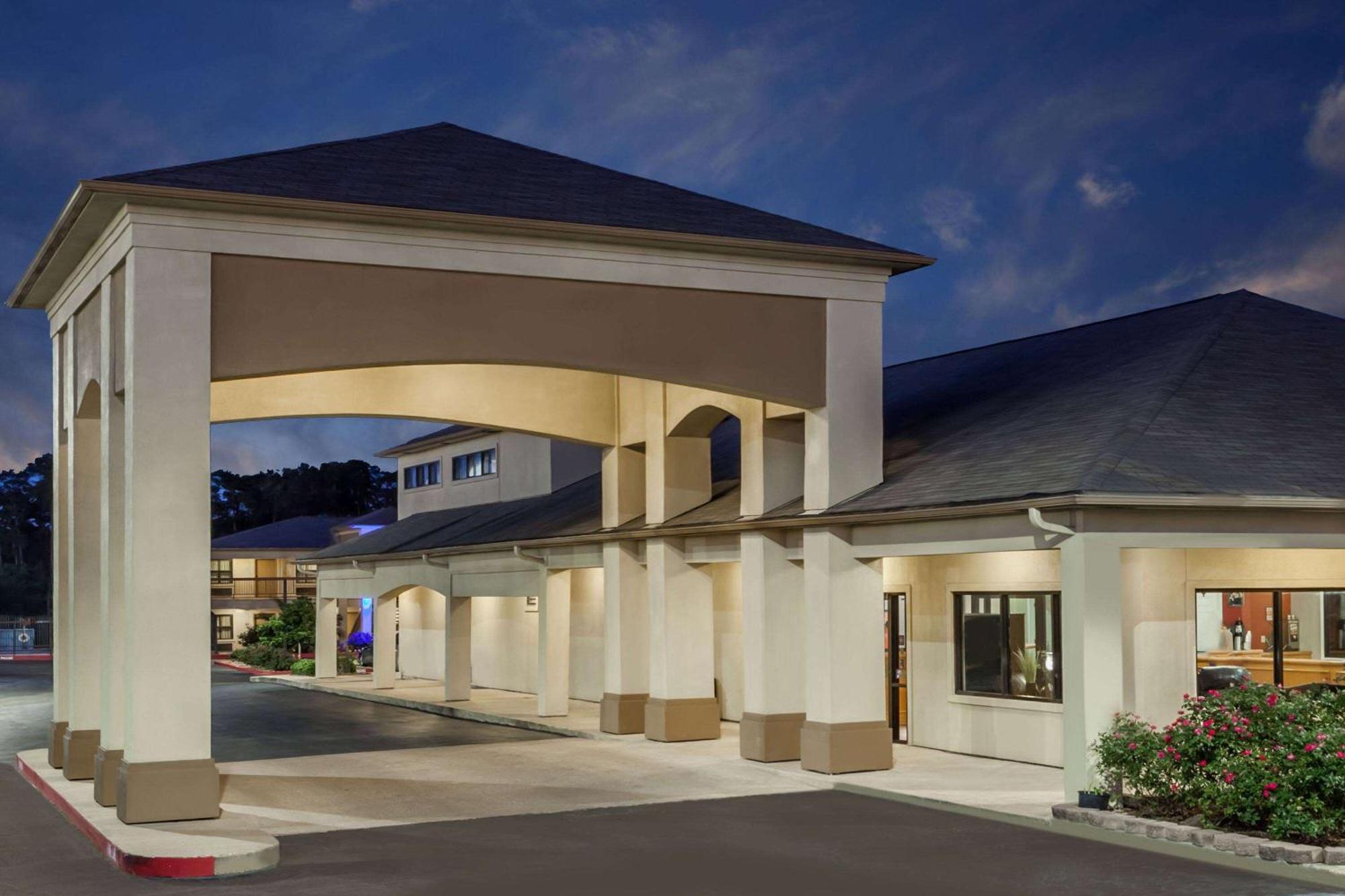 Days Inn & Suites By Wyndham Huntsville Buitenkant foto